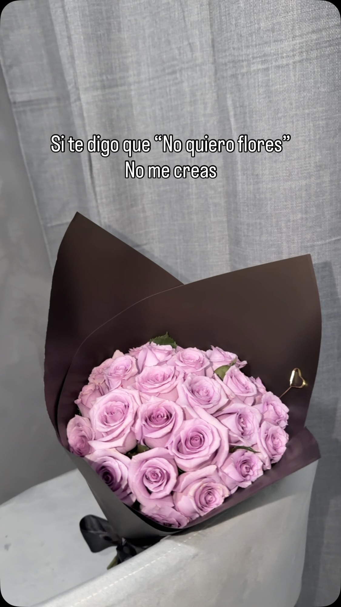 Ramo de rosas violeta en envoltura oscura